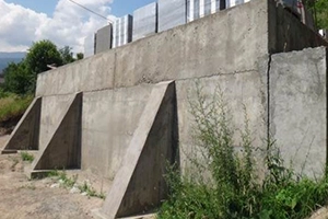 бетонная подпорная стена с контрфорсом